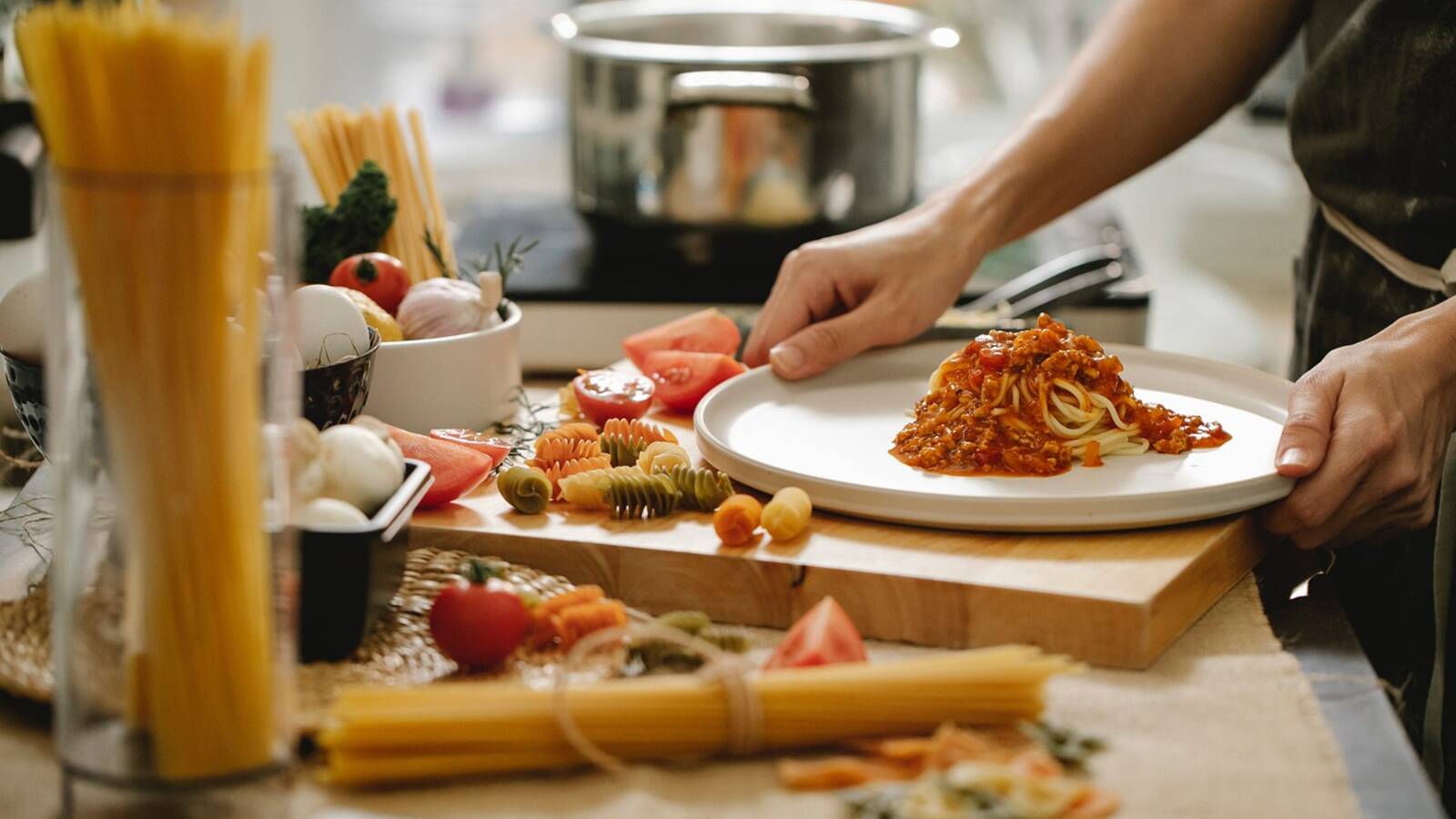 Mains qui photographient un plat fraîchement cuisiné avec un téléphone, sur un plan de travail